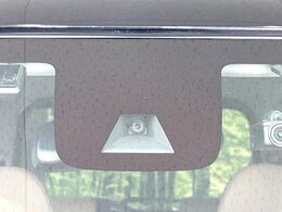 【インテリジェントエマージェンシーブレーキ】フロントカメラで前方の車両や歩行者を検知。衝突しそうな時は衝突被害軽減ブレーキが作動、衝突回避をサポート。より安全にドライブをお楽しみいただけます。