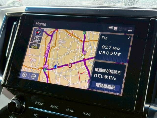 【純正9インチディスプレイオーディオ】FM・AMラジオやブルートゥース接続など多彩な機能を併せ持っており、インパネ周りがすっきりしてますね！ナビ機能も搭載しており、フルセグTV視聴、DVD再生なども可能です。
