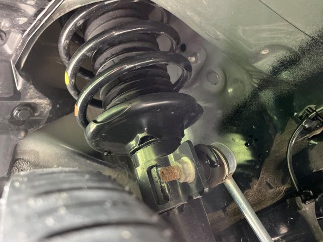 お車を安心してお乗りいただく為には、足回りの定期点検が欠かせません。サービスサポート（有償保証）では無料点検もご提供しており、安心のカーライフをお過ごしいただけるサポート体制が整っています。