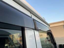 「バイザー」夏場の駐車時に、窓をほんの少し開けておくことで、室内の温度上昇を抑えることができますね♪