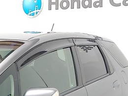 車内の空気の入れ替えだけでなく、雨天時の雨の入り込みや紫外線防止にも役立つドアバイザー装着済みです。