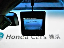 万が一の事故はもちろん快適で安全なドライブの必需品　2.4インチ液晶モニター搭載ドライブレコーダーがフロントに付いています。