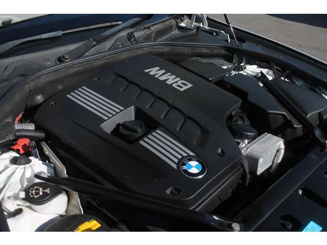 3リッター直6エンジン。BMWらしいなめらかな噴け上がりで人気のエンジンです。