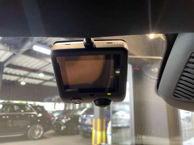 車両は屋内展示しておりますので天候に関係なくごゆっくりコンディションご確認頂けます。車両を倉庫へ保管している場合が御座いますのでご来店前に在庫確認頂けると幸いです。TEL072-784-8800
