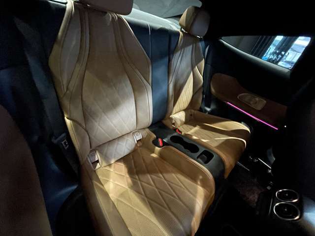 車両は屋内展示しておりますので天候に関係なくごゆっくりコンディションご確認頂けます。車両を倉庫へ保管している場合が御座いますのでご来店前に在庫確認頂けると幸いです。TEL072-784-8800