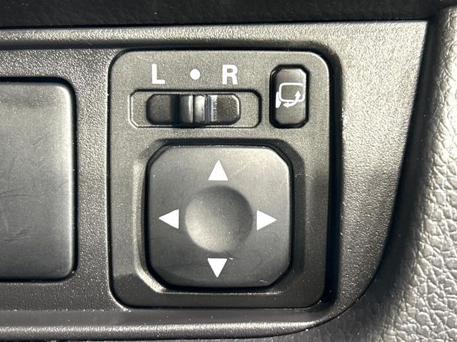 【電動格納ミラー】サイドミラーは電動格納式となっており、狭い駐車場でもキズがつくリスクを抑えられます。