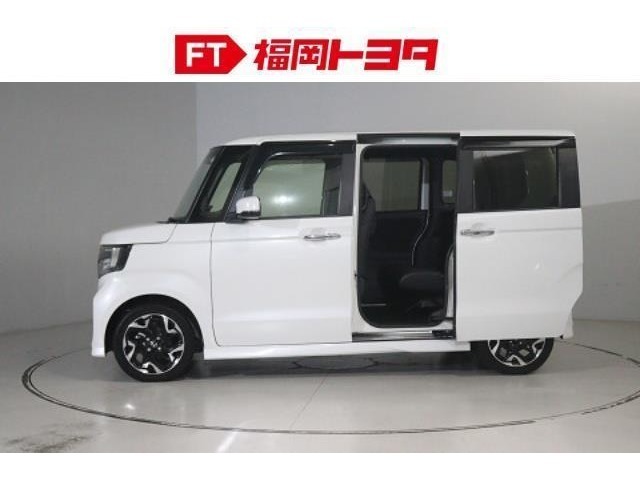 スライドドアは狭い場所での乗り降りにとても便利です。