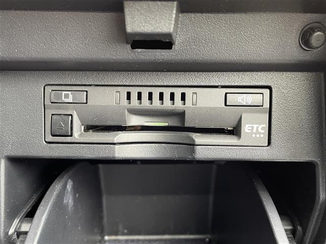 【ETC】有料道路を利用する際に料金所で停止することなく通過できる、ETC車載器（ノンストップ自動料金収受システム機器）が装備されています。セットアップを行うことで利用可能になります。