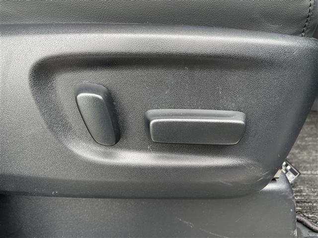 【運転席】座り心地が良いシートなので長時間の運転でも快適にお過ごしいただけます。新品のフロアマットのご注文も可能です。掲載箇所以外にご希望の写真がございましたらお気軽にお問い合わせ下さい。