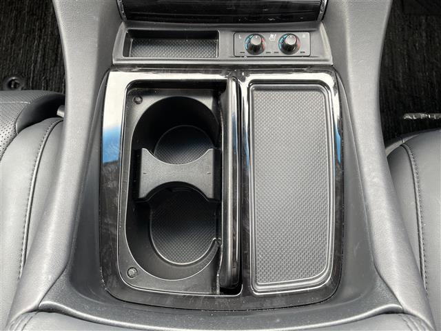 【ドリンクホルダー】長時間のドライブを快適に過ごすために、必須の車内アイテムですね。