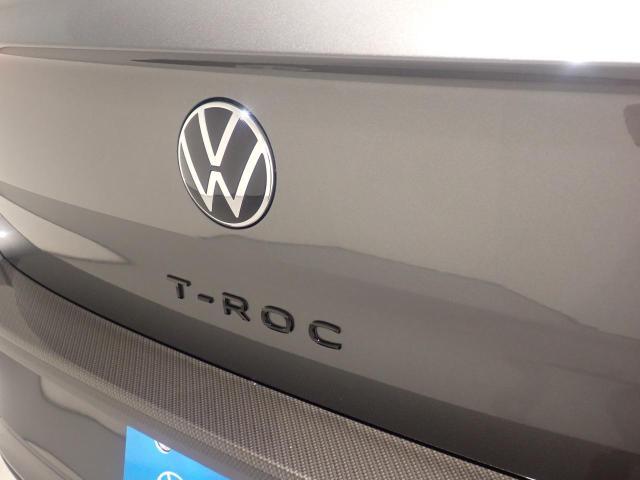 リアカメラがVWエンブレムに内蔵されています。ギアをリバースに入れると車両後方の映像が映しだされます。