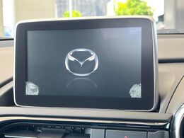 【マツダコネクトナビ】車内の雰囲気にマッチした一体型タイプのナビ。各種車輌設定やBluetooth再生等、様々な機能が楽しめます。直感的なダイヤル操作が可能で、使い勝手も良好です。