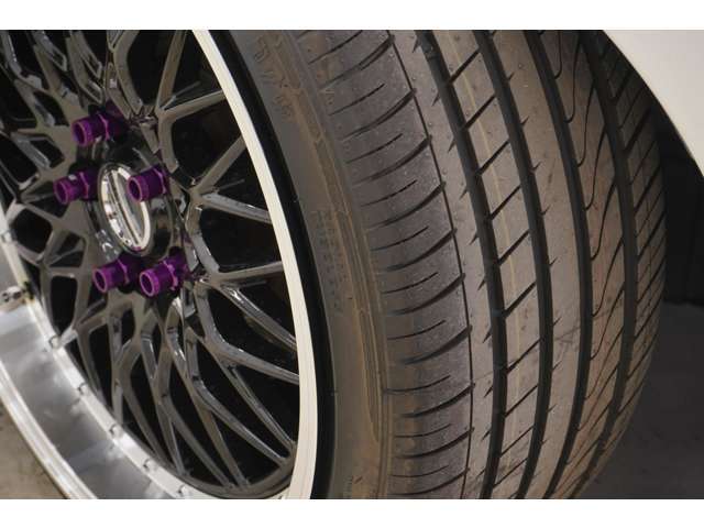 新品タイヤを装着しております！スポーツセダンとして販売されたマークx！タイヤの管理はしっかりさせて頂きます！