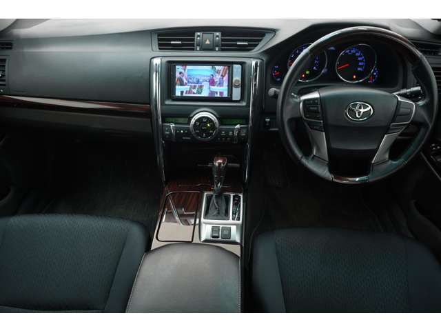 年式を感じさせない無い内装で御座います！マークxならではなシンプルな内装に仕上がっております！！