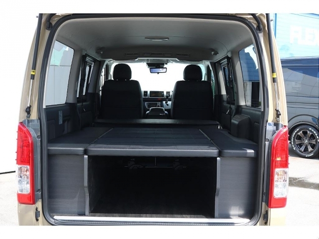 FLEX　オリジナルシートアレンジVer4！ マットは収納可能なので車中泊や荷物の積み込みも行えます♪床はフローリング施工済です☆傷や汚れ防止効果が期待できます♪