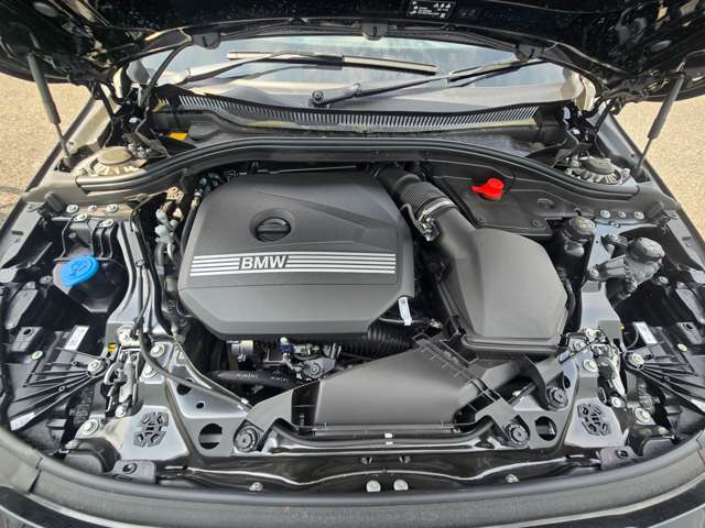 1.5L直列3気筒BMWツインパワー・ターボ・エンジン。出力115kW〔156ps〕/5000rpm（カタログ値）、トルク240Nm/1500-4、400rpm（カタログ値）