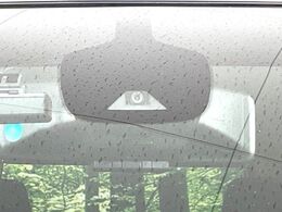 【インテリジェントエマージェンシーブレーキ】フロントカメラで前方の車両や歩行者を検知。衝突しそうな時は衝突被害軽減ブレーキが作動、衝突回避をサポート。より安全にドライブをお楽しみいただけます。