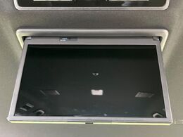 【12.8型フリップダウン】大画面モニターで後席でもエンタメをお楽しみいただけます。家族や友人とお出かけする機会が多い方に大人気です♪