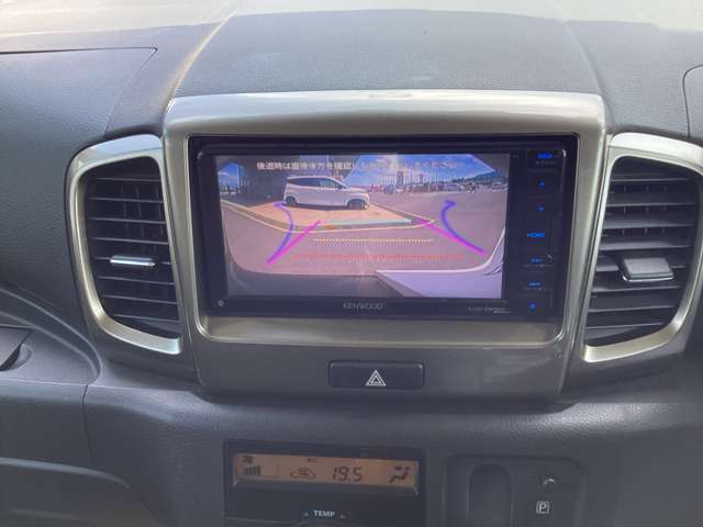 バックモニターで車庫入れや縦列駐車もらくらく、高感度カラーカメラですので僅かな光でもくっきりと見え、夜でも安心して駐車出来ます。