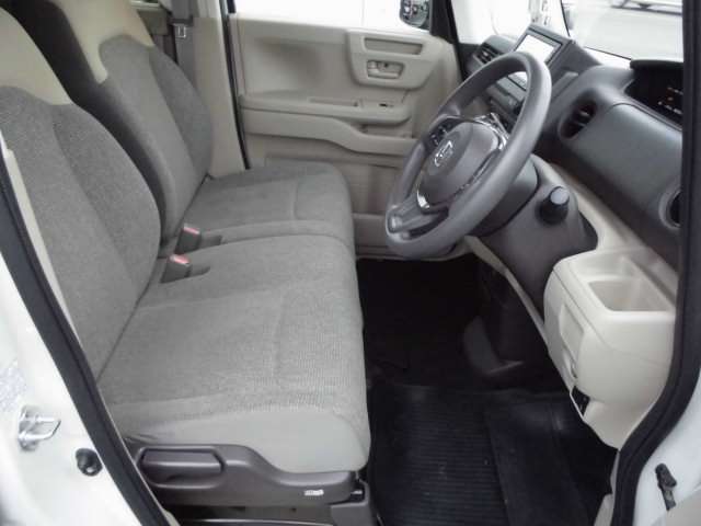 当店では女性にも優しいく安心して車選びができる♪お店作りを目指しております(^^♪車に関する事は何でもご相談下さい(^^♪明るい商談ルーム！でお迎えします♪