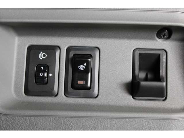 【シートヒーター】寒い季節の味方！エアコンより素早く暖まるので、出発してすぐ車内の寒さを和らげます