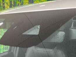 【スマートシティブレーキサポート】低速走行中に前方の車両等を認識し、衝突しそうな時は警報とブレーキで衝突回避と被害軽減をアシスト。より安全にドライブをお楽しみいただけます。