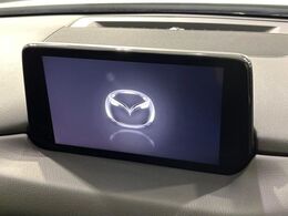 【8インチマツダコネクト】車内の雰囲気にマッチした大型のディスプレイ。スマホ接続でのナビ使用やBluetooth再生等、様々な機能が楽しめます。直感的なダイヤル操作が可能で、使い勝手も良好です。