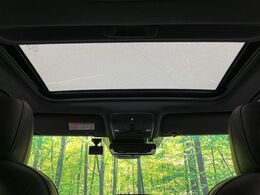 【サンルーフ】開放感たっぷりの希少装備、サンルーフが装着されています！車内に明かりを取り入れたり景色を楽しむ以外にも、車内の空気も簡単に換気できて快適です！