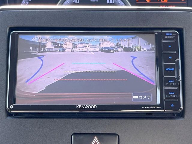 【バックカメラ】駐車時に後方がリアルタイム映像で確認できます。大型商業施設や立体駐車場での駐車時や、夜間のバック時に大活躍！運転スキルに関わらず、今や必須となった装備のひとつです！
