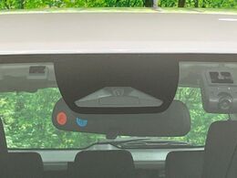 【ホンダセンシング】走行中に前方の車両等を認識し、衝突しそうな時は警報とブレーキで衝突回避と被害軽減をアシスト。より安全にドライブをお楽しみいただけます。