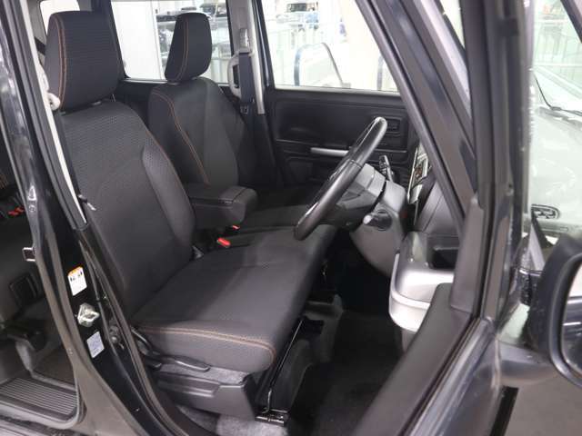当社販売担当者、仕入担当者、リフトに持ち上げ車検検査員による下廻りチェックをクリアした高品質車を展示しております。
