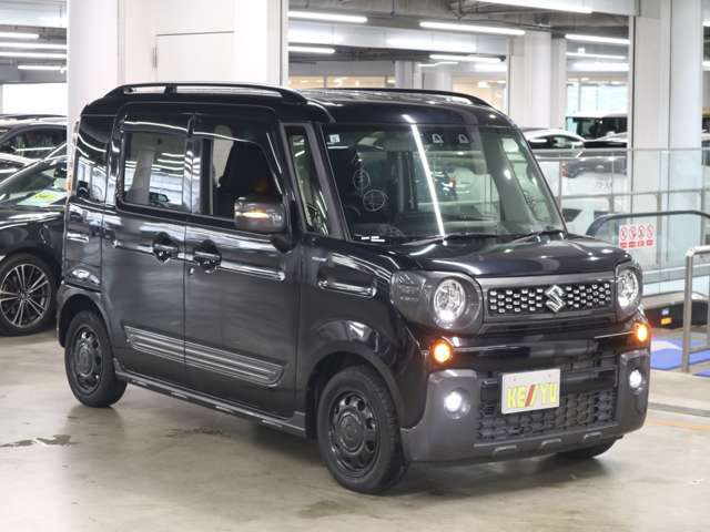 雨が降ってもゆったりと車選びができる全天候型立体展示場！エスカレーター完備！
