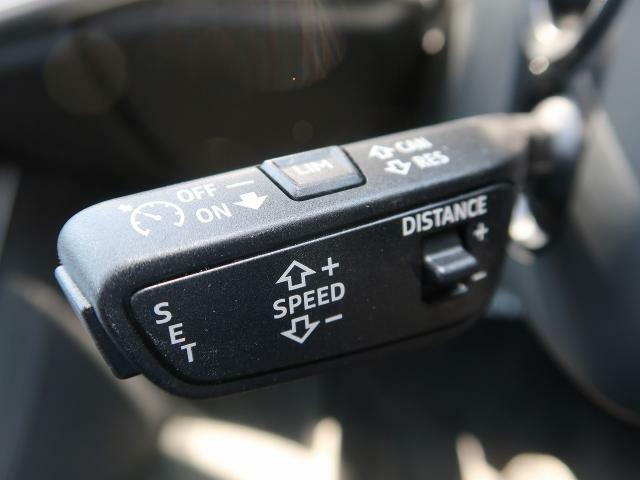 【アダプティブクルーズコントロール】アダプティブクルーズコントロール機能搭載。前方の車両の速度に合わせて車間距離を一定に保ち、自動的にアクセル・ブレーキを調整します。