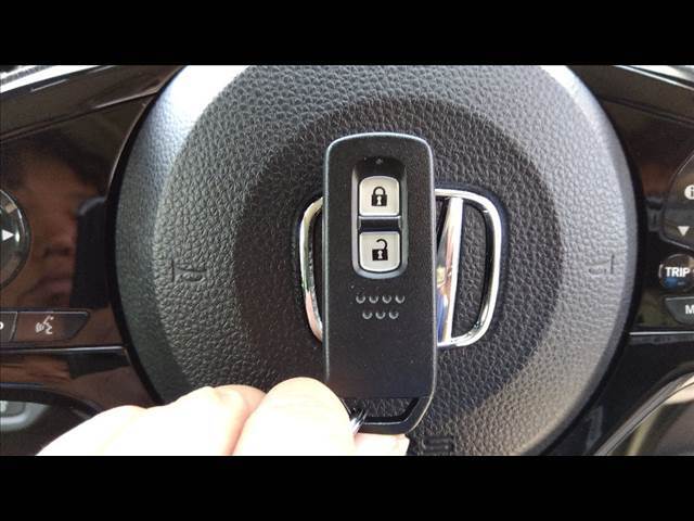 ☆後期型☆4WD☆ホンダセンシング☆電子パーキング＆オートホールド☆ナビ☆バックカメラ☆前後ドラレコ☆ハーフレザーシート＆ヒーター☆LEDライト☆スマートキー☆プッシュスタート☆走行2.8万☆試乗OK