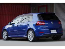 ゴルフ5を最後にV6モデルは終了。ダウンサイジングが進む昨今において、3.2リッター・V6・NAのR32は貴重な存在です。