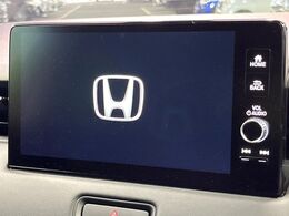 【純正ナビ】人気の純正ナビを装備しております。ナビの使いやすさはもちろん、オーディオ機能も充実！キャンプや旅行はもちろん、通勤や買い物など普段のドライブも楽しくなるはず♪