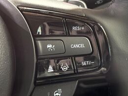 【アダプティブクルーズコントロール】高速道路での長距離走行が楽に！！自動で速度を保つクルーズコントロールが、衝突軽減システムと連携し、前方の車両を感知して車間を保つように速度調節してくれます！！