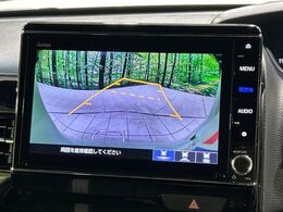 【バックカメラ】駐車時に後方がリアルタイム映像で確認できます。大型商業施設や立体駐車場での駐車時や、夜間のバック時に大活躍！運転スキルに関わらず、今や必須となった装備のひとつです！