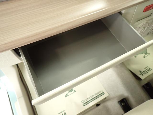 助手席前に薄型のBOXティッシュを収納できます。運転席からでも手が届き、使い勝手◎