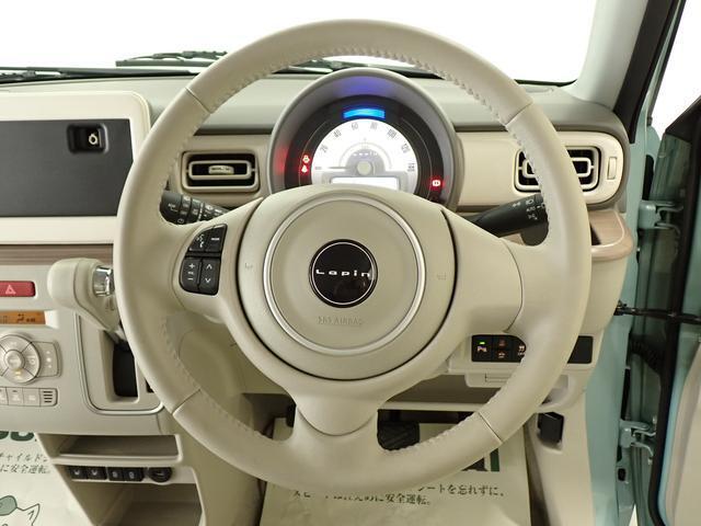 本革巻きのステアリングホイールが　車内に高級感をプラスします。手になじみ、運転しやすいです。