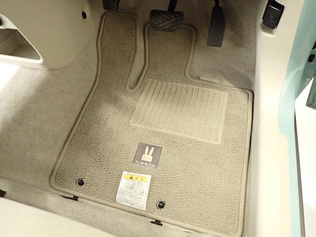 足元にラパンマークがかわいい　フロアマットを装着しています。