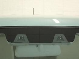 2つのカメラで夜間の歩行者も検知する　デュアルカメラブレーキサポート搭載。前方の車両や歩行者を検知し、音や表示で警告。衝突の可能性が高まると自動でブレーキをかけ、衝突回避または被害軽減を図ります。
