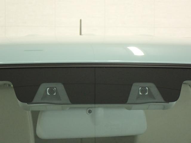 2つのカメラで夜間の歩行者も検知する　デュアルカメラブレーキサポート搭載。前方の車両や歩行者を検知し、音や表示で警告。衝突の可能性が高まると自動でブレーキをかけ、衝突回避または被害軽減を図ります。