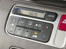 【オートエアコン】一度お好みの温度に設定すれば、車内の温度を検知し風量や温度を自動で調整。暑い…寒い…と何度もスイッチ操作をする必要はありません。快適な車内空間には必須の機能ですね♪