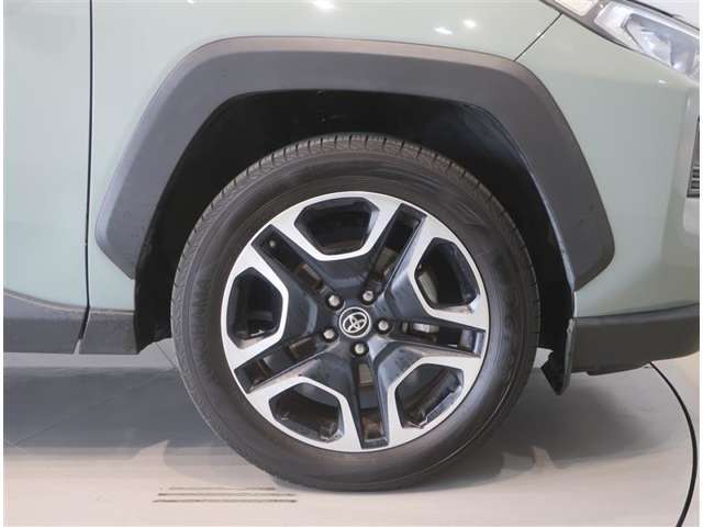 純正のアルミホイール装着車です。タイヤサイズは235/55R19です。