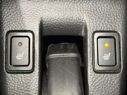 【シートヒーター】寒い日に重宝するシートヒーター！エアコンより早く温まってくれるので寒がりの人も安心ですね♪エアコンの温風は乾燥するから苦手、という方にもをおすすめです。