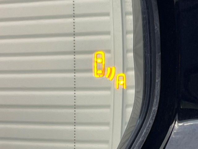 【ブラインドスポットモニター】走行中、ドアミラーの死角になりやすい箇所に後続車が接近するとサイドミラーのレンズに警告を表示！ドライバーに注意喚起をしてくれます。