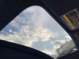 【パノラマルーフ】大型のガラスルーフ搭載で車内の解放感が一気にアップ！開放的なドライブをお楽しみいただけます。