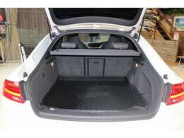 整備は専任メカニックが常駐する専門ファクトリーにて実施。