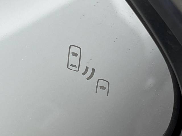 【ブラインドスポットモニター】走行中、ドアミラーの死角になりやすい箇所に後続車が接近するとサイドミラーのレンズに警告を表示！ドライバーに注意喚起をしてくれます。